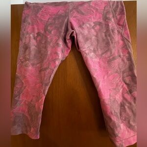 Under Armour Pink and Gray Patterned capris Leggings